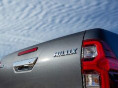 O vídeo se torna viral depois que a Toyota Pickup começa a ‘tocar nas teclas’ a 635.000 milhas