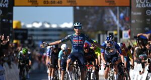 Volta ao Algarve: Paul Magnier dobra com mais uma vitória no sprint na etapa 4