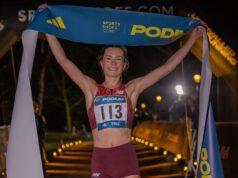 Izzy Fry quebra o recorde do percurso de 5km SportsShoes Podium x adidas