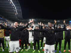 O altíssimo Lens recupera o primeiro lugar na Ligue 1 ao derrotar o Paris FC