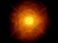 24 de fevereiro de 2026 Duas estrelas esculpem uma foto de uma nebulosa em forma de ovo