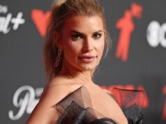 Jessica Simpson combina seu vestidinho preto com saltos em formato de coração com ilusão de ótica