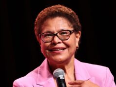 A prefeita de Los Angeles, Karen Bass, diz que Casey Wasserman deveria deixar o LA28 Post