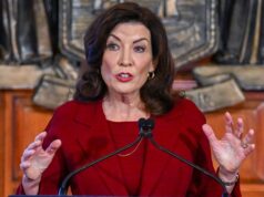 A governadora Kathy Hochul permitiu que os bares abrissem mais cedo para o hóquei olímpico em meio a uma tempestade de neve.