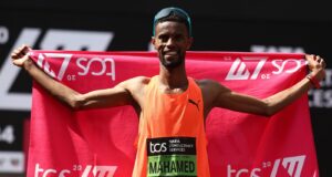 Mahamad Mahamed liderando a maratona britânica em Birmingham no dia 26
