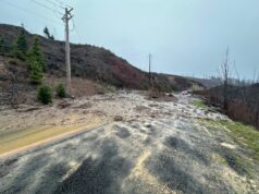 Os rios na atmosfera do Oregon causam deslizamentos de terra, inundações e quedas de rochas.