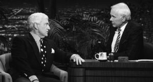 Merv Griffin e Johnny Carson competiram uma vez entre si. Veja como eles superaram sua rivalidade