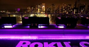 Roku supera facilmente as perspectivas de lucros do quarto trimestre de Wall Street, prenunciando plano de pacote de assinaturas
