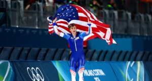 O americano Jordan Stolls busca o ouro na patinação de terceira velocidade.