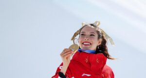 Elaine Guo mantém a coroa do halfpipe e estabelece o recorde de medalhas de estilo livre nas Olimpíadas.
