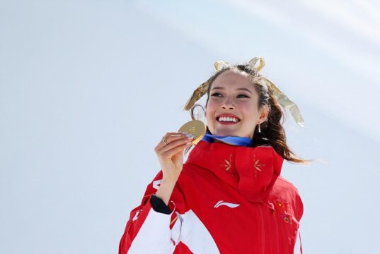 Elaine Guo mantém a coroa do halfpipe e estabelece o recorde de medalhas de estilo livre nas Olimpíadas.