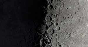 Observe a primeira metade da lua crescente esta noite: procure as sombras das montanhas na superfície lunar