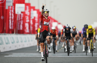 UAE Tour Women: Lorena Wiebes vence consecutivamente após caótica finalização da etapa 2