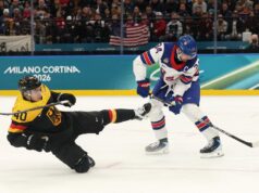 Austin Matthews EUA venceu a Alemanha para vencer o Grupo C.