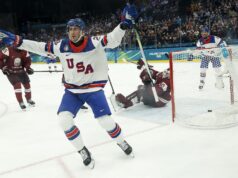 Brock Nelson, EUA, derrota a Letônia por 5 a 1 na estreia do hóquei masculino em Milão