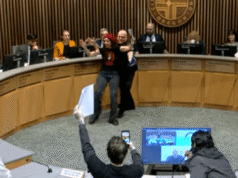 Os manifestantes foram removidos à força pelas forças de segurança. depois de interromper uma reunião do Conselho Municipal de Portland