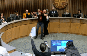 Os manifestantes foram removidos à força pelas forças de segurança. depois de interromper uma reunião do Conselho Municipal de Portland