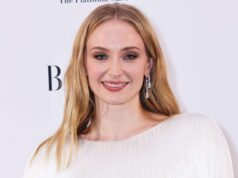 Sophie Turner completa 30 anos com roupa nude definitiva em festa decadente