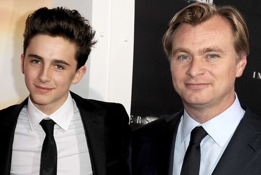 Christopher Nolan dá uma chave de braço em Timothée Chalamet e dá um noogie nele