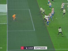 Demorou sete minutos para anular um gol do Barcelona e Simeone comemorou com o Atlético de Madrid