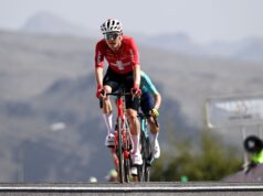 Volta a Omã: Mauro Schmid sobe à vitória da etapa 3 e lidera corrida