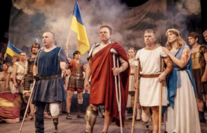 Veteranos na Ucrânia recorrem ao teatro para curar e reconstruir as suas vidas