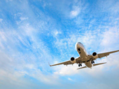 Companhias aéreas cancelam dezenas de voos para o México em meio à violência