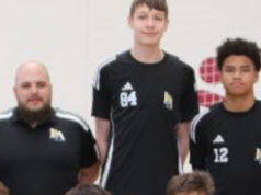 É assim que joga Platon Shurm, um jovem que chega aos 2,15 anos e quer jogar pela Espanha.