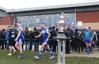 O jogador de futebol amador passou da manutenção de caldeiras a gás para enfrentar os agudos