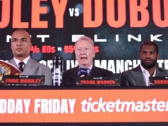 Daniel Dubose para de apertar a mão do campeão WBO Fabio Wardley após troca verbal