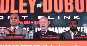 Daniel Dubose para de apertar a mão do campeão WBO Fabio Wardley após troca verbal