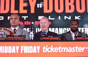 Daniel Dubose para de apertar a mão do campeão WBO Fabio Wardley após troca verbal