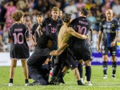 Lionel Messi foi nocauteado por invasores do estádio e seguranças em um jogo-treino em Porto Rico.
