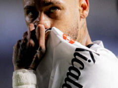 Neymar comemora gol como Vincenzo: dança na bandeira de escanteio e manda silêncio