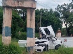 Acidente mortal em Córdoba: dois jovens morreram após baterem em um poste de alta tensão.