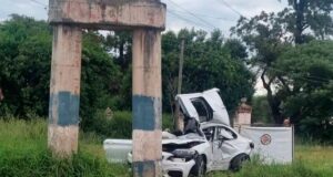 Acidente mortal em Córdoba: dois jovens morreram após baterem em um poste de alta tensão.