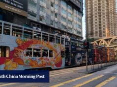 O trânsito está congestionado por multidões no último dia do festival do Ano Novo Lunar no centro de Hong Kong.