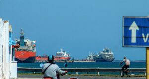 Os EUA permitem que o petróleo venezuelano seja vendido a Cuba. Em meio ao pânico no Caribe | Notícias sobre as tensões EUA-Venezuela