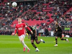 depois que o AZ marcou um gol de impedimento no primeiro período, o Sparta também fez um jogo melhor em campo. Mas é a espera pelo golo que conta.