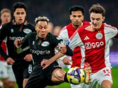 Crettas interrompe um chute forte de Fitz-Jim. Bunida recebeu o primeiro cartão amarelo.