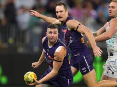 O capitão do Fremantle Dockers, Alex Pearce, apóia Luke Ryan para jogar contra o Adelaide depois que Brennan Cox sofre uma lesão na panturrilha