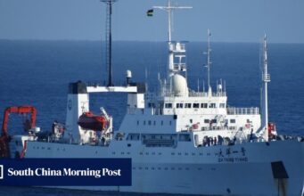 O porta-aviões norte-americano Abraham Lincoln está navegando no Mar da Arábia. Então há um pote chinês