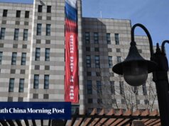 A Coreia do Sul protesta com a bandeira da ‘Vitória’ na embaixada russa enquanto a data-chave da guerra chega ao fim.