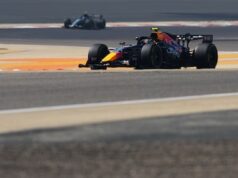 Uma boa largada do companheiro de equipe Max Verstappen durante a sessão matinal no Bahrein.