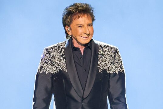 Barry Manilow adiou o resto de seus shows após uma cirurgia pulmonar