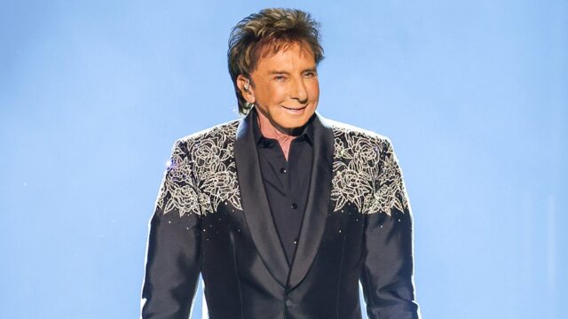 barry-manilow-on-stage.jpg