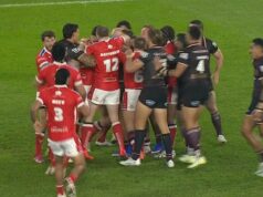 O braço torto do Capitão Hull provoca uma sensação de calor