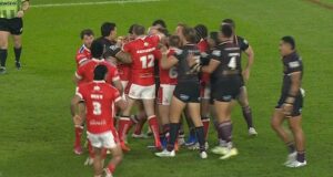 O braço torto do Capitão Hull provoca uma sensação de calor