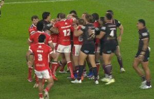 O braço torto do Capitão Hull provoca uma sensação de calor