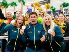 Cooper Woods e a equipe olímpica de inverno australiana retornam ao aeroporto de Sydney